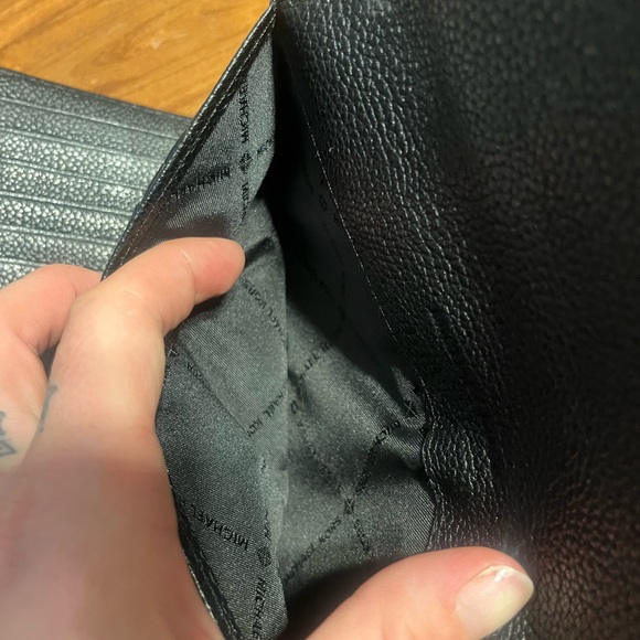 Black Micheal kors wallet! Excellent condition - Picture 9 of 10